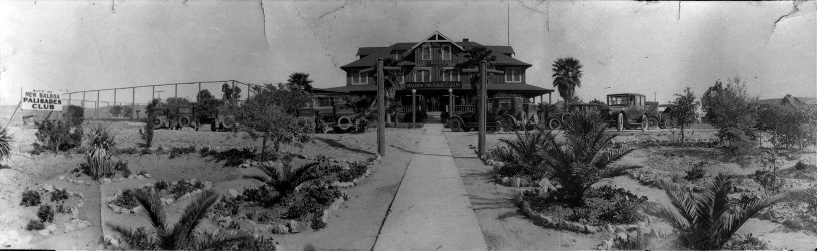 front view of the Hotel Del mar in the early 1900s
